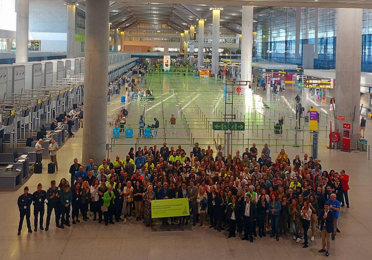 Foto de familia de los profesionales del aeropuerto para celebrar los 20 millones de pasajeros.