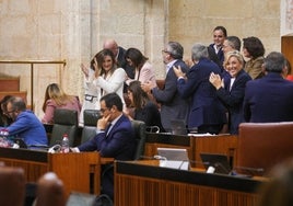 Los parlamentarios socialistas aplauden la proclamación de Pedro Sánchez.