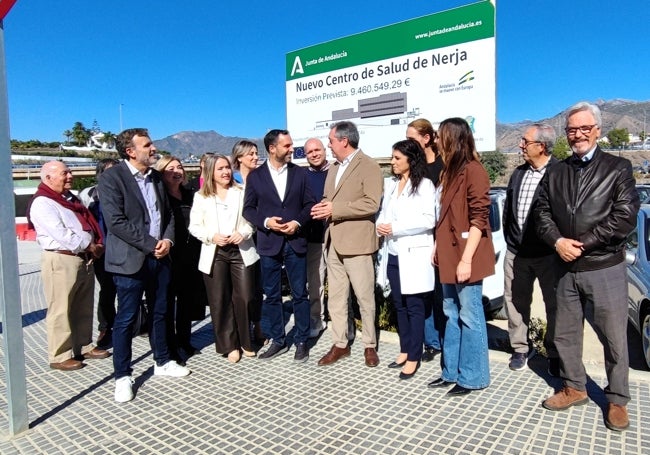 Juan Espadas y Daniel Pérez, este viernes en la parcela del futuro centro de salud nerjeño.