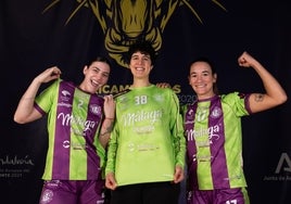 Bitolo, Merche Castellanos y Roca, con las equipaciones que estrenarán este domingo.