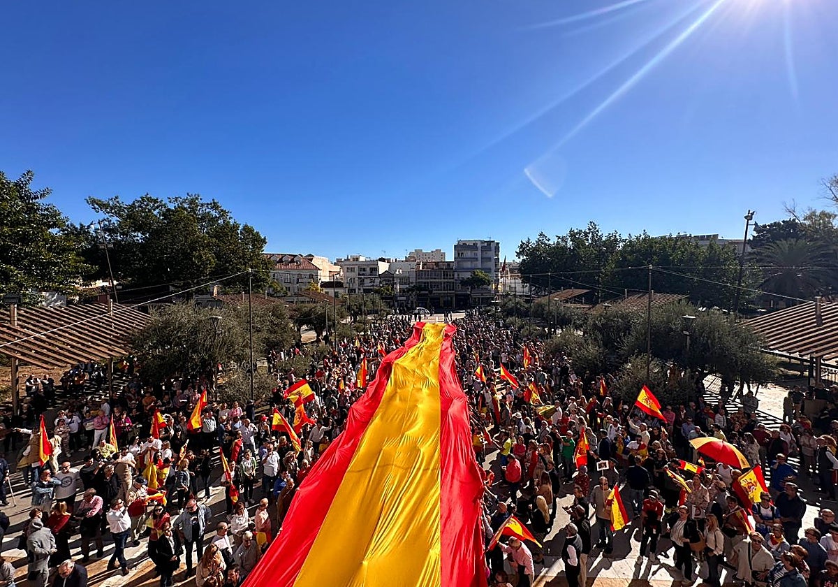 Bandera de España desplegada durante la concentración de Fuengirola.
