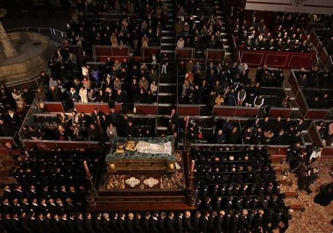 El Cristo del Sepulcro en su trono, a su paso por la Tribuna Oficial.
