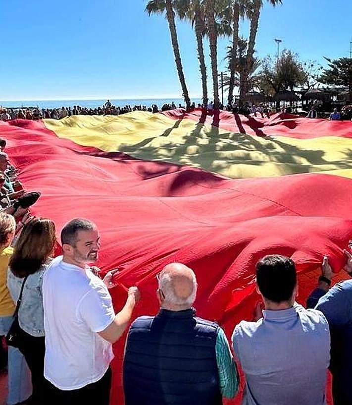 Imagen secundaria 2 - Imágenes de las protestas en Alhaurín de la Torre, Ronda y Torre del Mar.