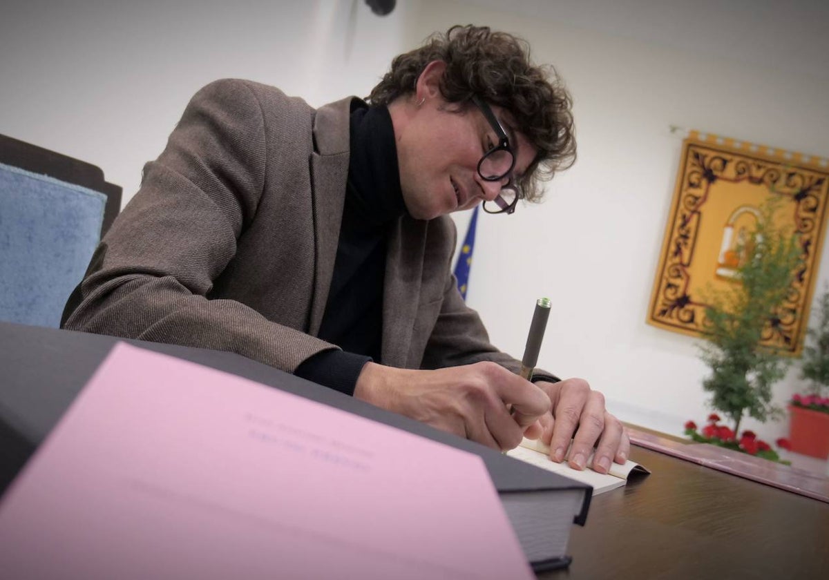 El poeta Juan Antonio Bernier, firmando un ejemplar.