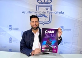 El concejal de Juventud muestra el cartel del evento.