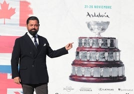 José María Arrabal, en un 'photocall' con la Ensaladera de la Copa Davis, fuera del Martín Carpena.