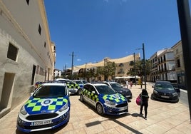 Vehículos de la Policía Local de Vélez-Málaga, en la plaza de Las Carmelitas.