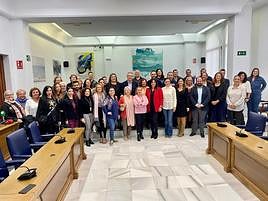 Responsables del Gobierno municipal con los representantes de las entidades colaboradoras en la campaña navideña.