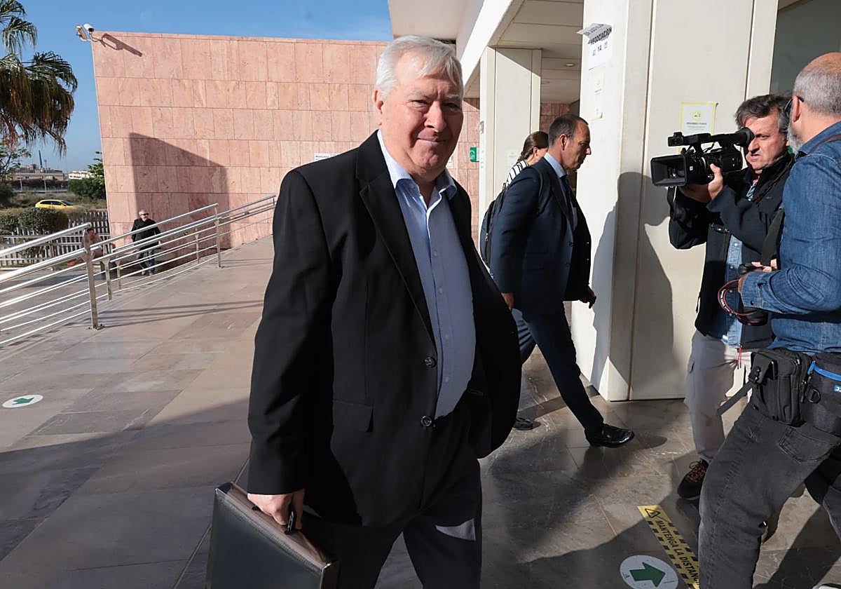 Antonio Aguilera, presidente de la Asociación de Pequeños Accionistas del Málaga, a la entrada de los juzgados de la ciudad.