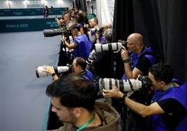 La legión de cámaras y fotógrafos en el entrenamiento de este martes de Djokovic, el primero del serbio desde su llegada a Málaga.