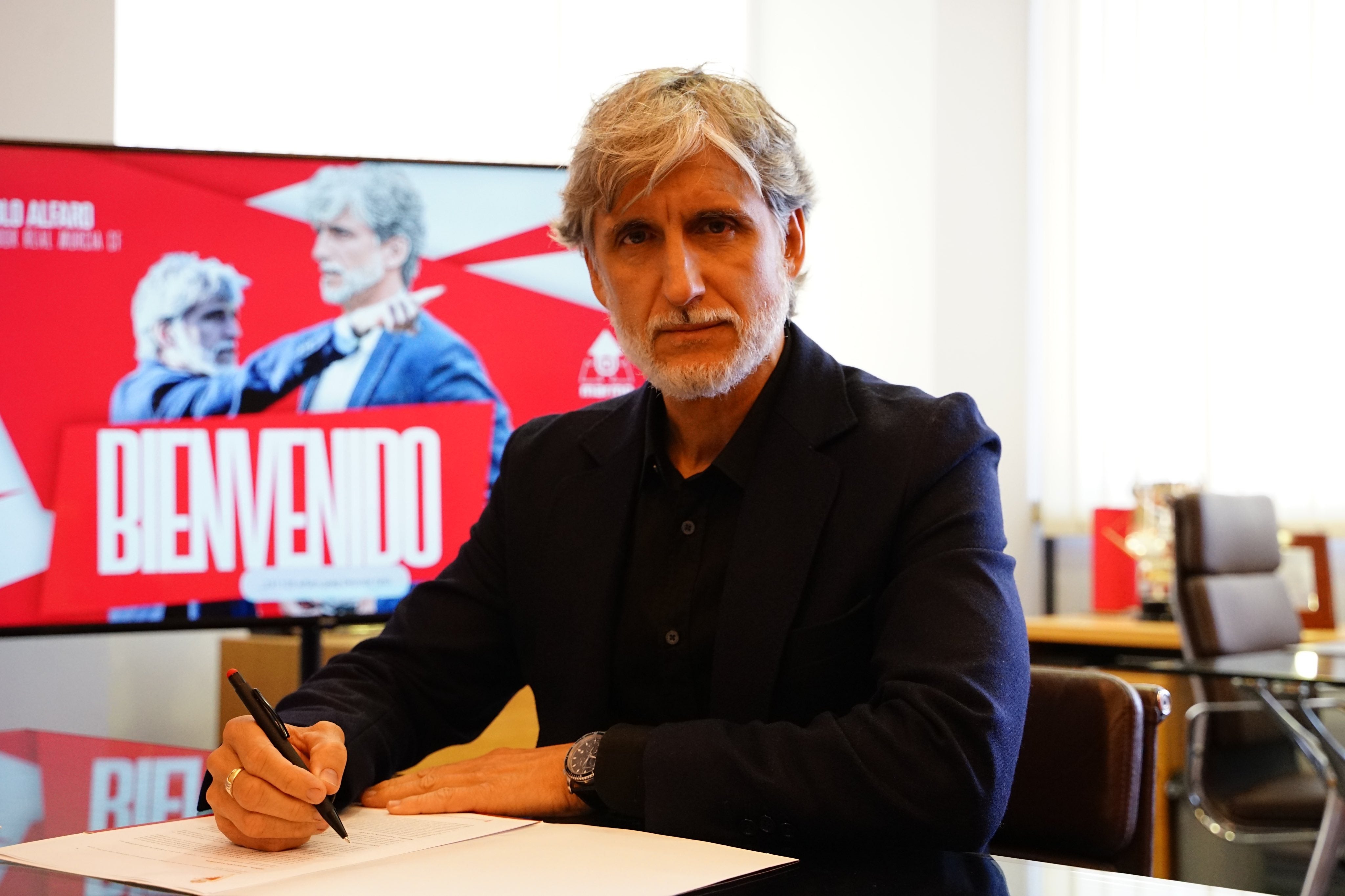 Pablo Alfaro posa durante la firma de su contrato con el Murcia.