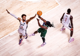 Perry, en una acción de ataque ante Schwartz, en el Unicaja-Le Mans hace unas semanas.