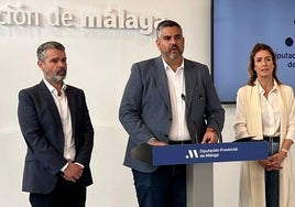 Los socialistas José Bernal, Josele González y Antonia García, esta mañana.