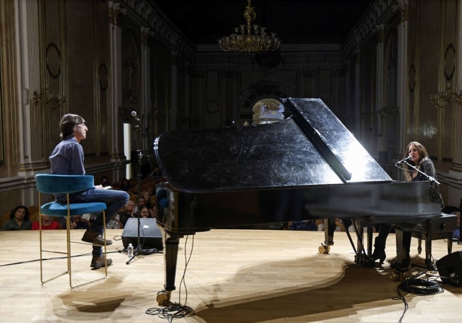 Rebeca Jiménez toca el piano mientras Benjamín Prado recita poemas.