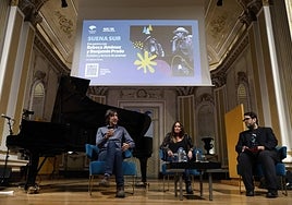 El escritor Benjamín Prado y la cantante Rebeca Jiménez en Suena SUR junto al redactor jefe de este periódico, Alberto Gómez.