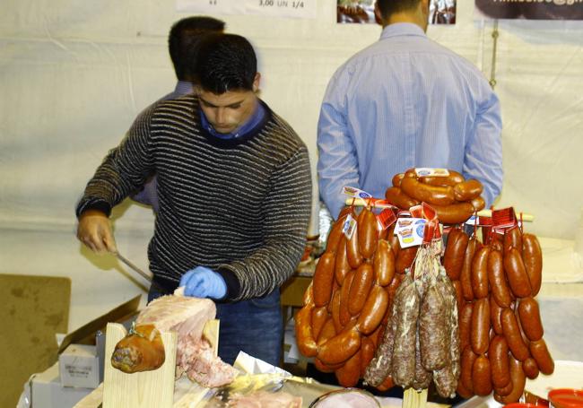 La pata de jamón asada es una de las especialidades de las empresas de chacinas este pueblo