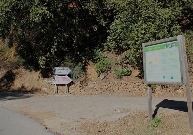 Acceso al inicio del sendero desde el aparcamiento