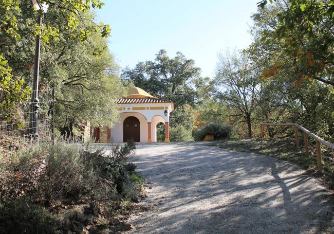 En los primeros metros se pasa junto a la ermita de San Antonio