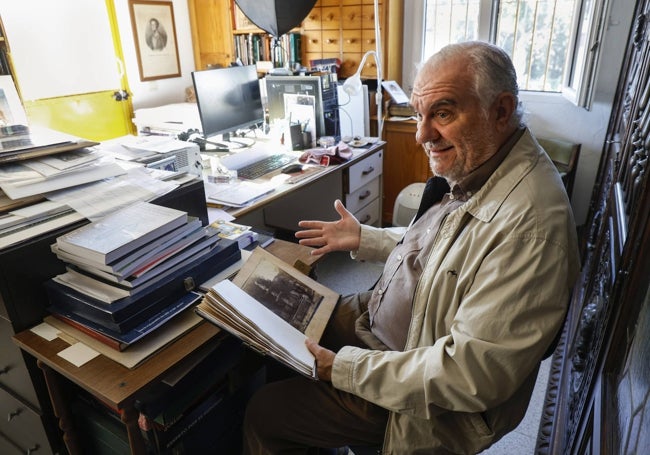 Juan Antonio Fernández Rivero, en su despacho, mitad laboratorio de investigación, mitad museo.