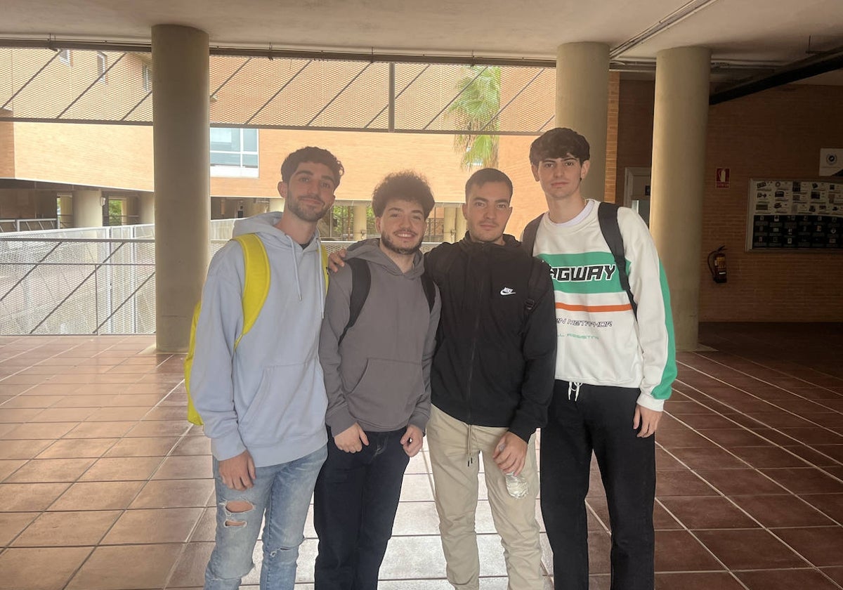 Iván Gambero, Blas León, Hugo Alés y Gabriel García, en la Escuela de Telecomunicaciones.