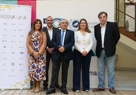 Sara Robles y José Ángel Narváez ,en la firma del convenio de colaboración en el Rectorado de la UMA.