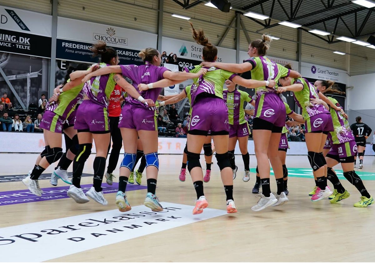 Las jugadoras del Costa del Sol celebran la clasificación en la competición europea.