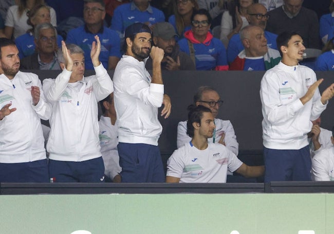 Matteo Berrettini, en el centro, como uno más en el banquillo italiano.