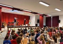 Un concierto didáctico en el salón de actos del IES Camilo José Cela.