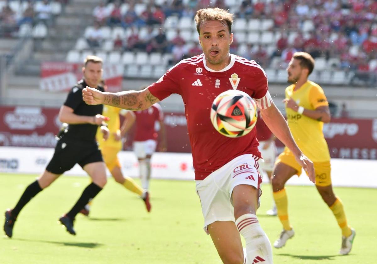 Pedro León durante un partido esta temporada con el Murcia en el estadio Enrique Roca Nueva Condomina.