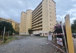 Vista de la parcela y del edificio que un día albergó los apartamentos Javisol, en Fuengirola.