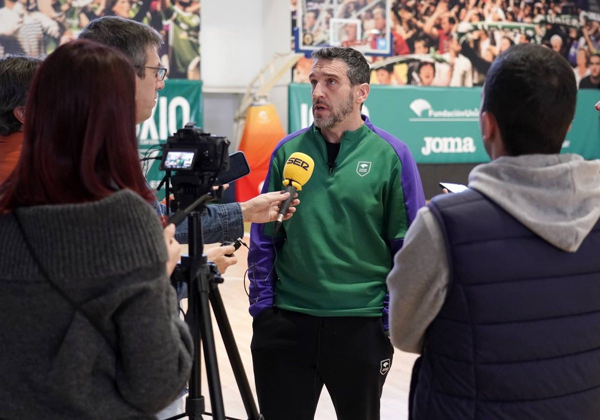 Ibon Navarro en la rueda de prensa que ofreció en el pabellón Martín Urbano.