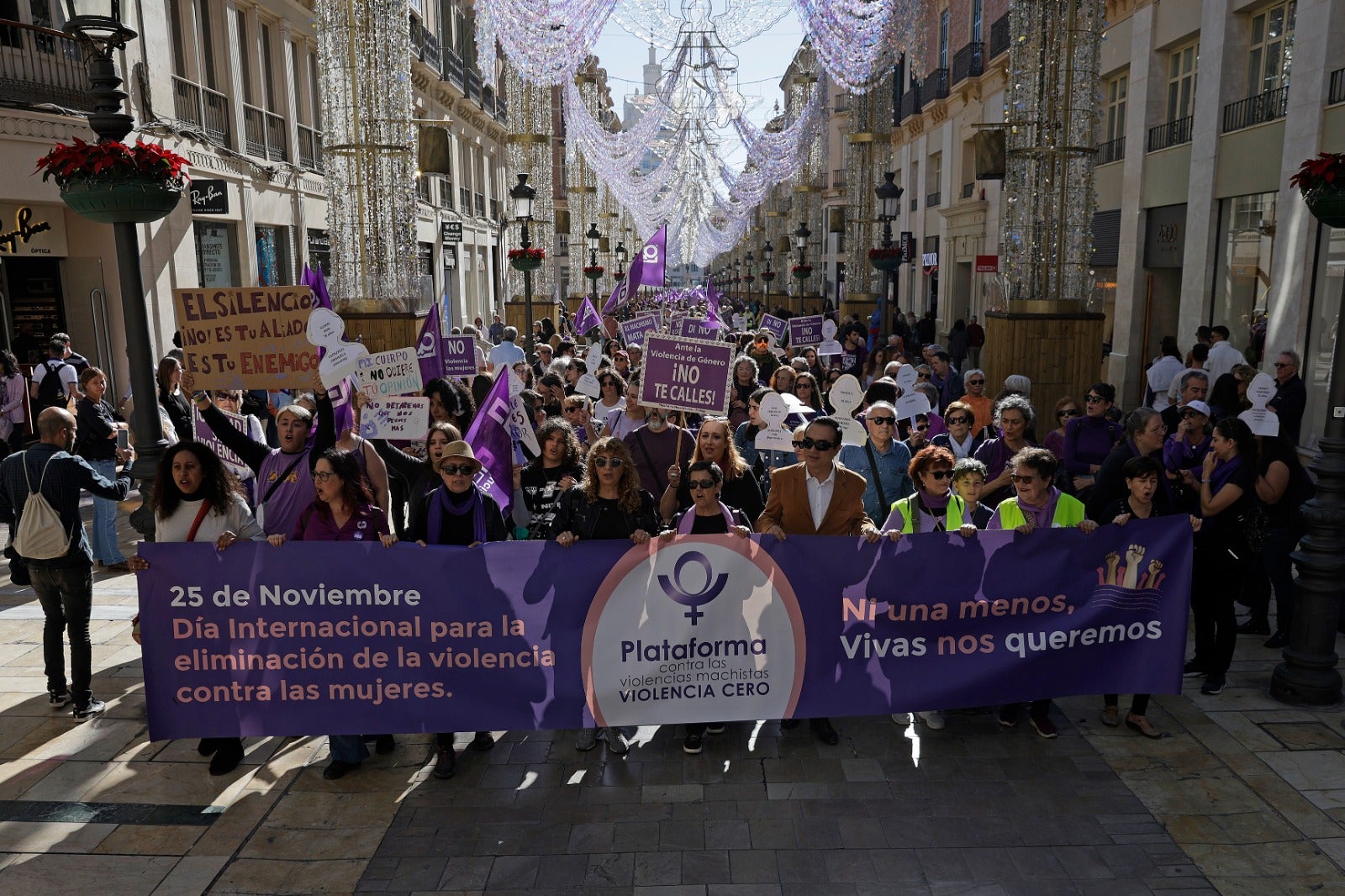 Unas 3.000 personas participan en la manifestación del 25N en Málaga