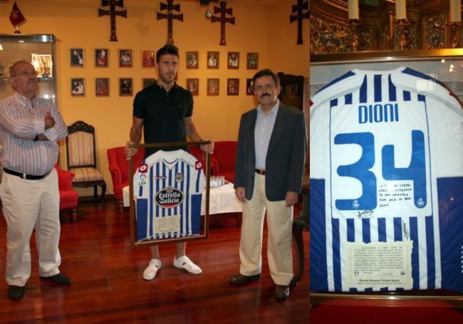 Un joven Dioni entrega la camiseta de su debut en Primera con el Deportivo a la Cofradía de Santísima y Vera Cruz de Caravaca en el verano de 2011 junto a su padre, Dioni también (a la derecha), y el Hermano Mayor Pedro Pozo.