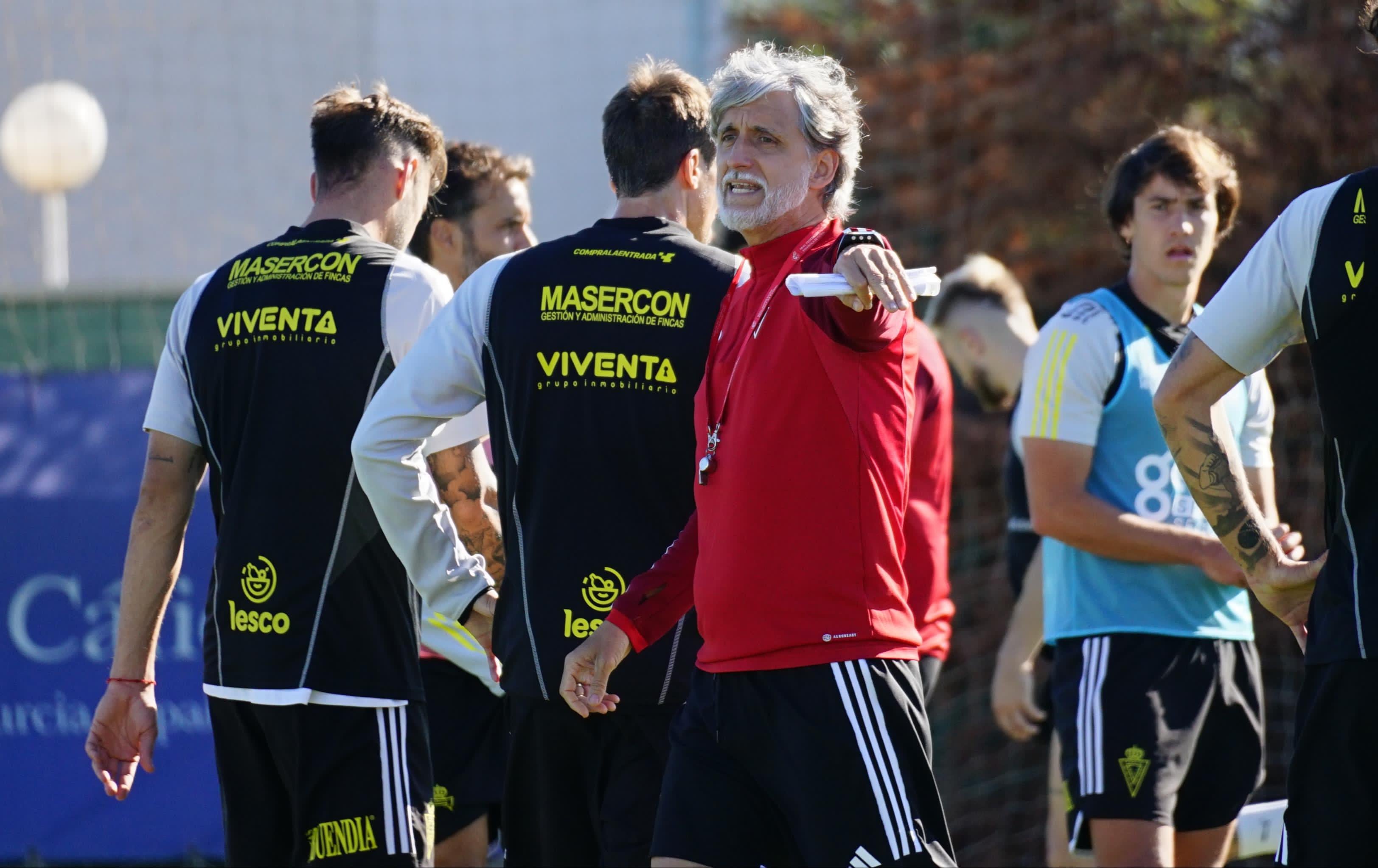 Pablo Alfaro, entrenador del Murcia, dirige a sus jugadores durante el entrenamiento de ayer.