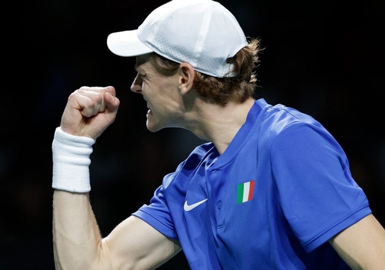 Jannik Sinner aprieta el puño con rabia en el partido ante Djokovic en Málaga.