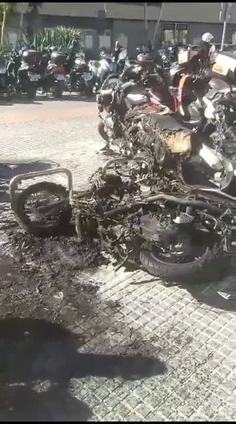 Arden varias motos de madrugada en Málaga frente a la estación de trenes María Zambrano