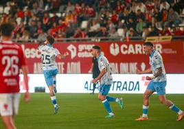 Diego Murillo celebra su gol que sirvió para que el Málaga diese la vuelta al marcador ante el Murcia en la Condomina. Le siguen en el festejo Juan Hernández y Roberto.