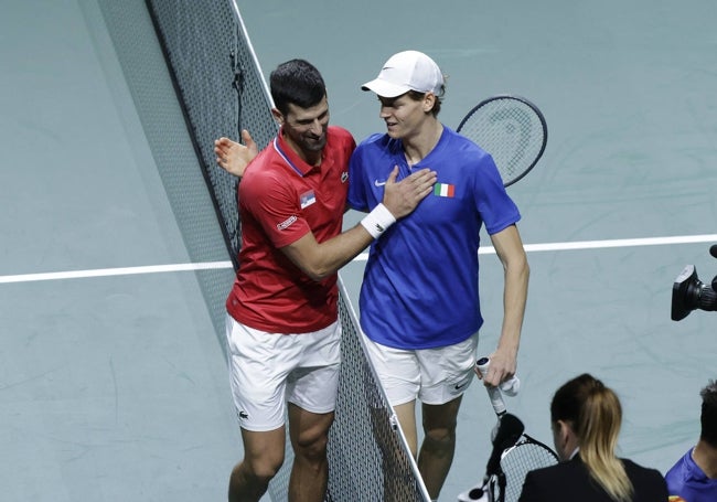 Novak Djokovic felicita a Jannik Sinner tras el histórico triunfo del italiano el sábado.