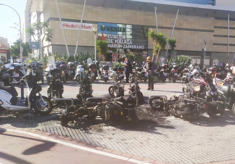 Estado en el que han quedado las motos afectadas por el incendio frente a María Zambrano.