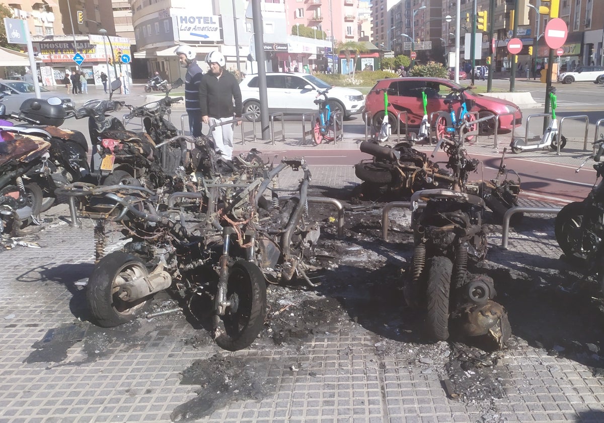 Imagen principal - Las llamadas han reducido las motos afectadas por las llamas a un esqueleto de metal. 