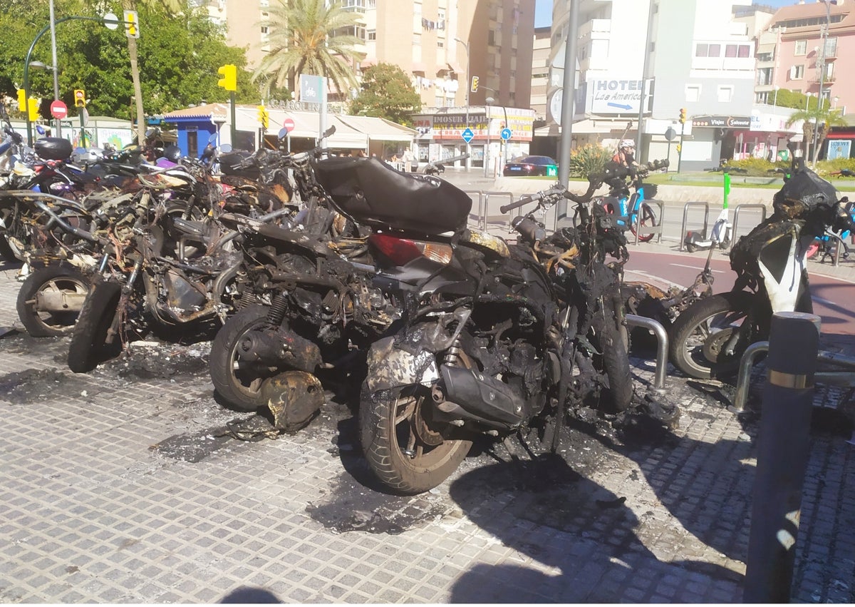 Imagen secundaria 1 - Las llamadas han reducido las motos afectadas por las llamas a un esqueleto de metal. 