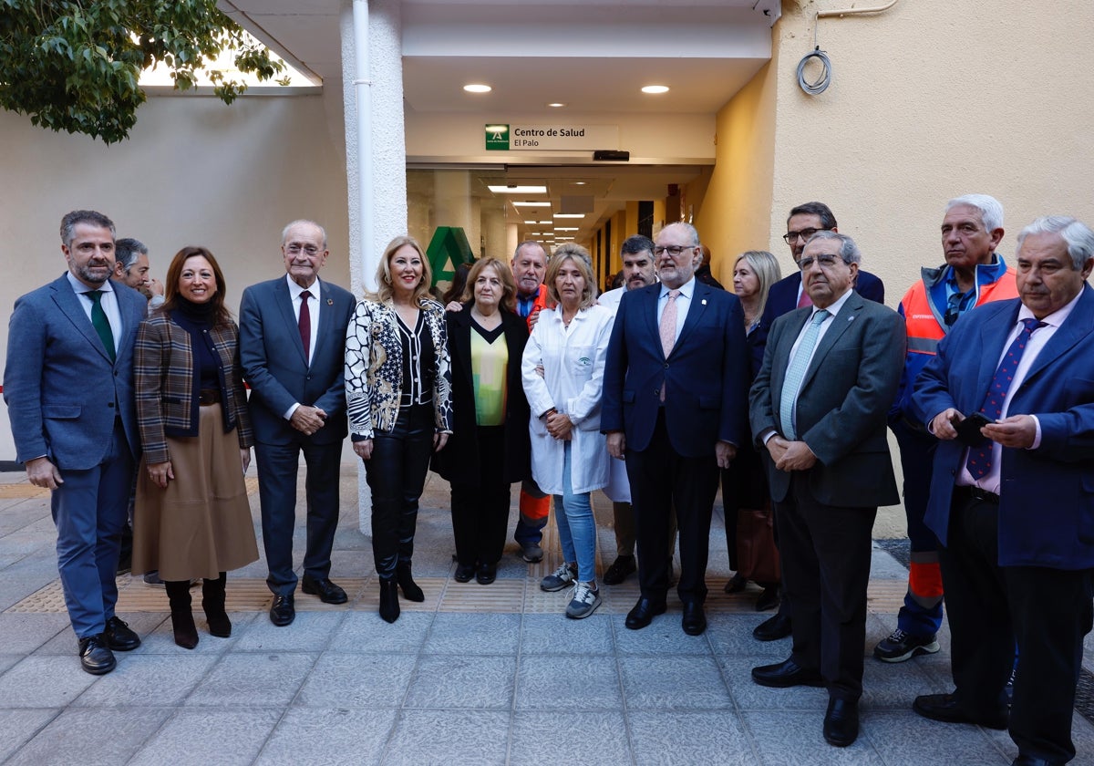 Responsables políticos y sanitarios, a las puertas del centro de salud provisional.