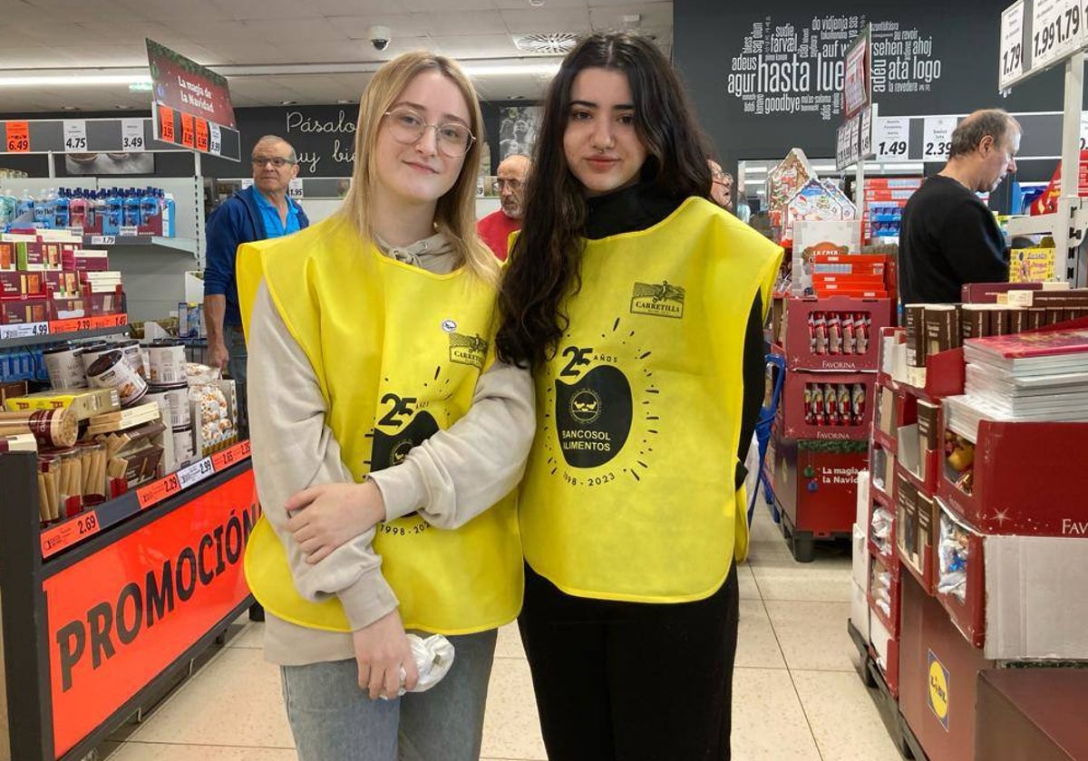 Dos de las voluntarias en el supermercado de Camino de San Rafael