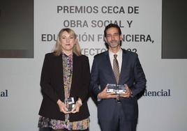 María del Mar Molina, miembro del Proyecto Edufinet, y Miguel Gil, director de Actividades Sociales de la Fundación Unicaja, en la recogida de premios.