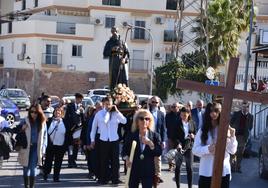 San Francisco de Paula sale en procesión en Alhaurín de la Torre para que llueva pese a los recelos del párroco