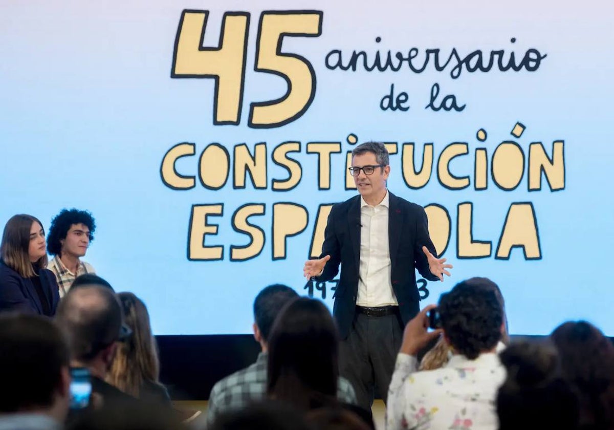 El ministro de la Presidencia, Justicia y Relaciones con las Cortes, Félix Bolaños, participa en un acto con jóvenes organizado con motivo del 45 aniversario de la Constitución española.