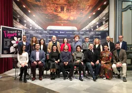 El responsable del Teatro Cervantes, Juan Antonio Vigar, y la concejala de Cultura, Mariana Pineda, con el equipo artístico de 'Le nozze di Figaro' y patrocinadores.