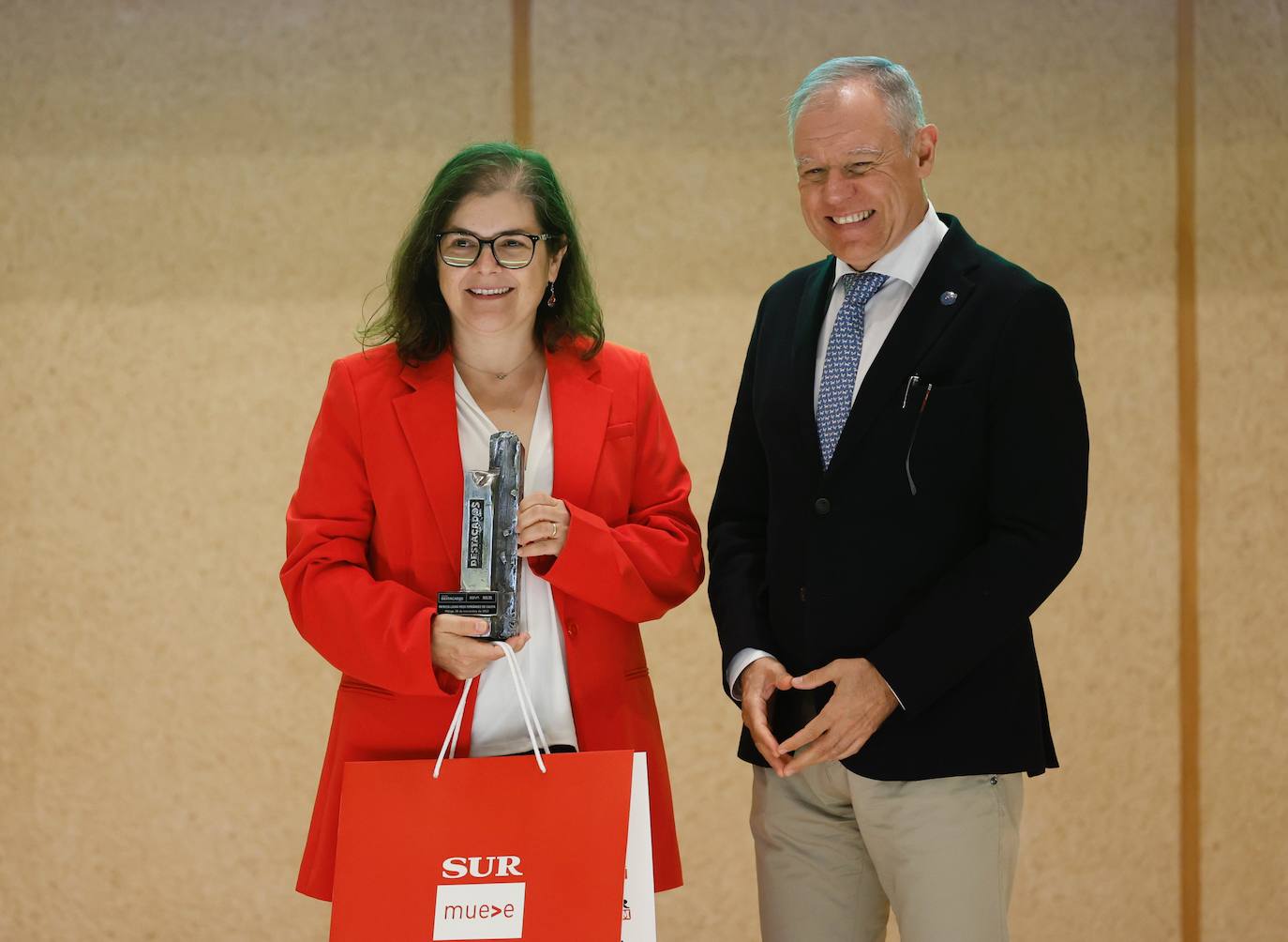 Patricia Laura Roza Fernández de Caleya recibió el premio de manos del decano de Ciencias, Antonio Flores.