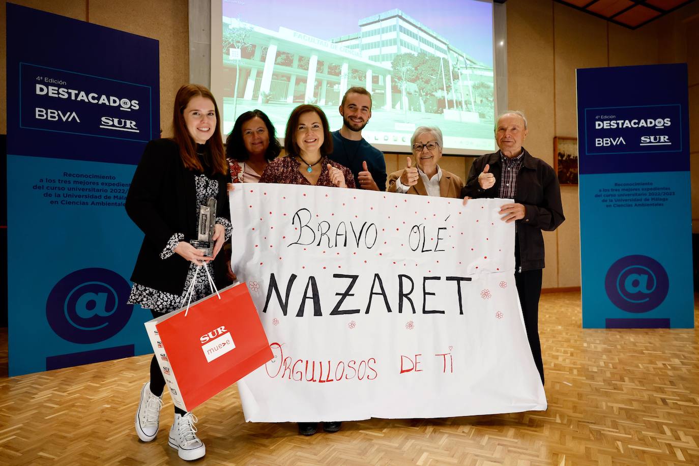 La familia de Nazaret Keen la sorprendió con un cartel de enhorabuena