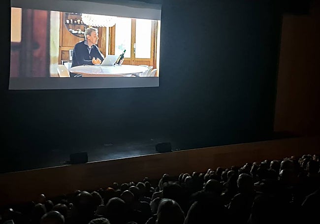 El público llenó anoche el auditorio Edgar Neville para asistir al estreno.